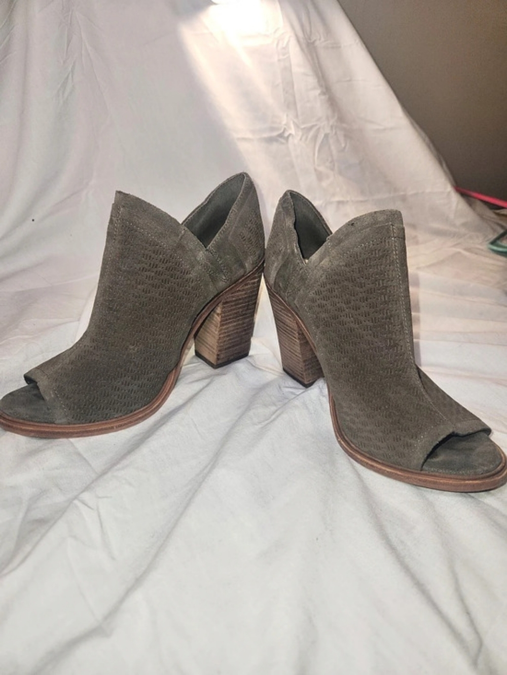 Vince Camuto S
Suede Cut-Out Open Toe Block Heel Shoes in Olive Green Size 7.5